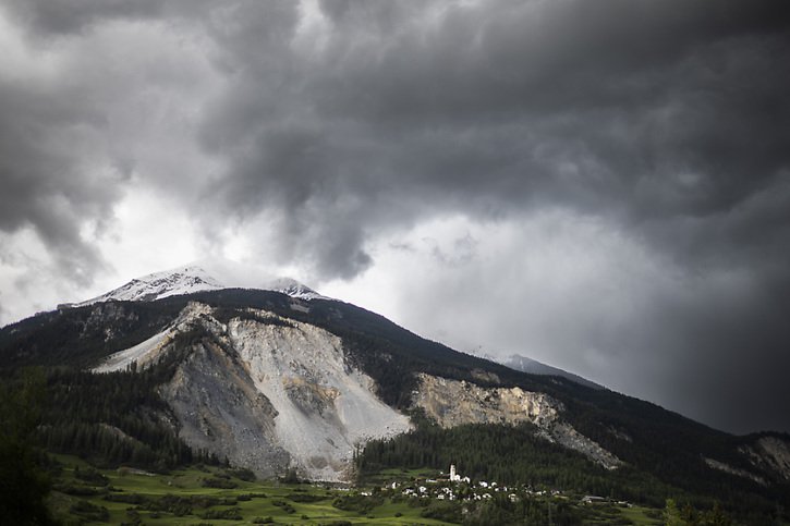 Comme il ne pourrait plus être évacué à temps, la commune d'Albula a fermé préventivement un chemin de randonnée près de la montagne qui risque de s'écrouler. © KEYSTONE/GIAN EHRENZELLER