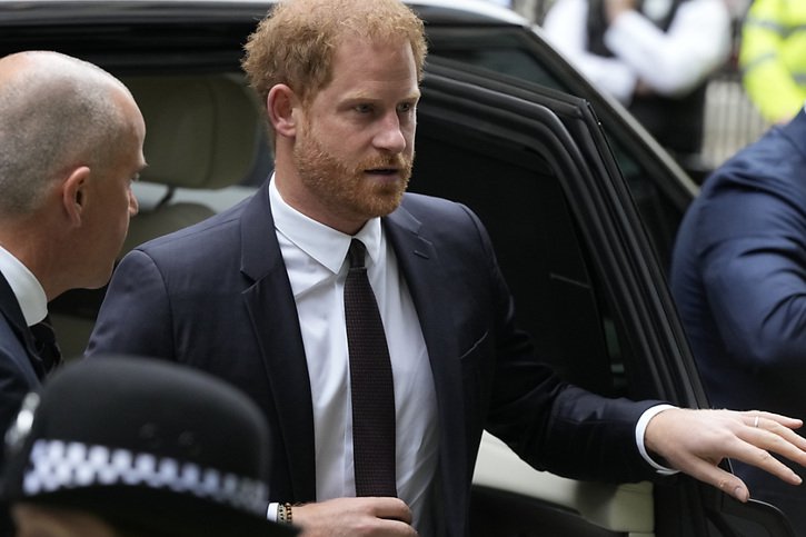 Le Prince Harry arrive à la Haute Cour de Londres où il doit témoigner devant un tribunal londonien contre un éditeur de tabloïds qu'il accuse de piratage téléphonique et d'autres activités illégales d'espionnage. © KEYSTONE/AP/Frank Augstein