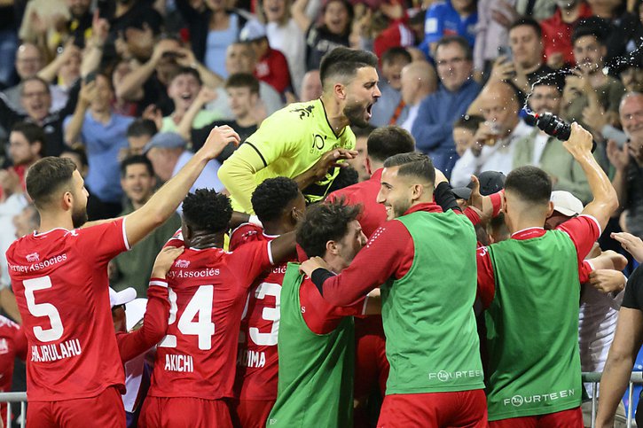 La joie des Stadistes après le  3-2, le but de la promotion. © KEYSTONE/LAURENT GILLIERON
