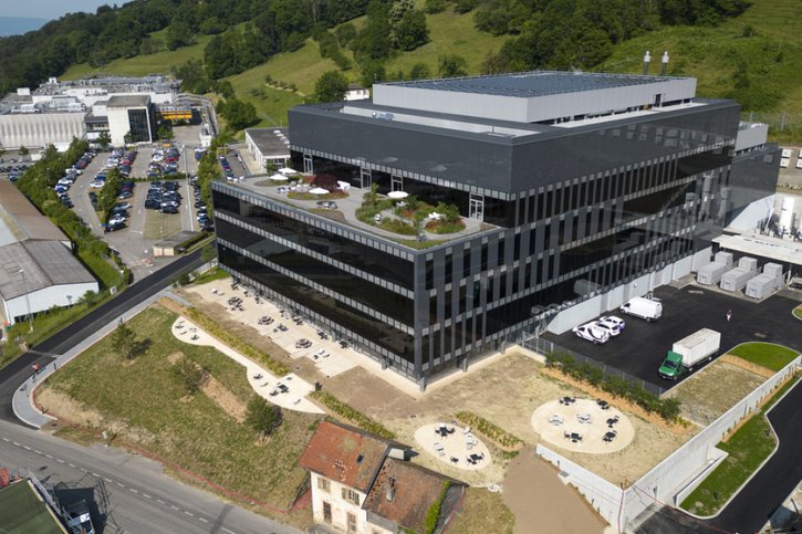 Le nouveau bâtiment "Biotech Development Center" du groupe allemand Merck à Corsier-sur-Vevey (VD), inauguré mercredi. © Keystone/LAURENT GILLIERON