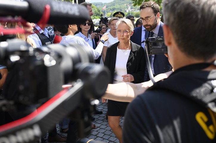 La première ministre Elisabeth Borne s'est rendue à Annecy en compagnie du ministre de l'intérieur Gérald Darmalin. Elle y a tenu une conférence de presse. © KEYSTONE/JEAN-CHRISTOPHE BOTT