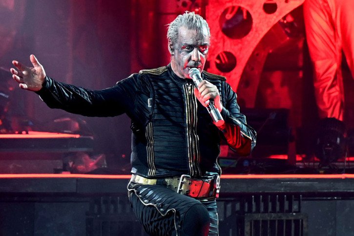 Le chanteur principal de Rammstein, Till Lindemann, est visé par de graves accusations d'abus (archives). © KEYSTONE/DPA/MALTE KRUDEWIG