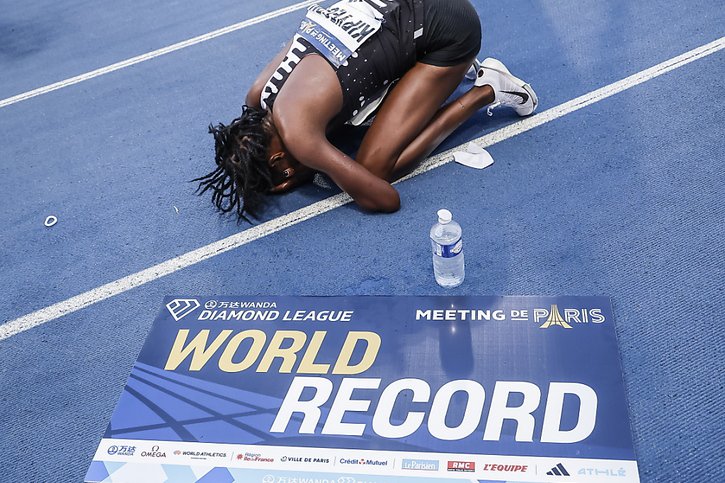 Faith Kipyegon a réussi un nouveau record du monde © KEYSTONE/EPA/CHRISTOPHE PETIT TESSON