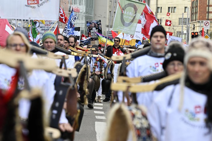 En janvier 2022, Mass Voll! et les Freiheitstrychler manifestaient côte à côte dans les rues de Zurich. Ils dénonçaient notamment les mesures contre le Covid. ©KEYSTONE
