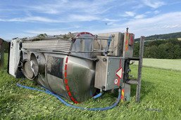 Un camion laitier se renverse dans la Glâne