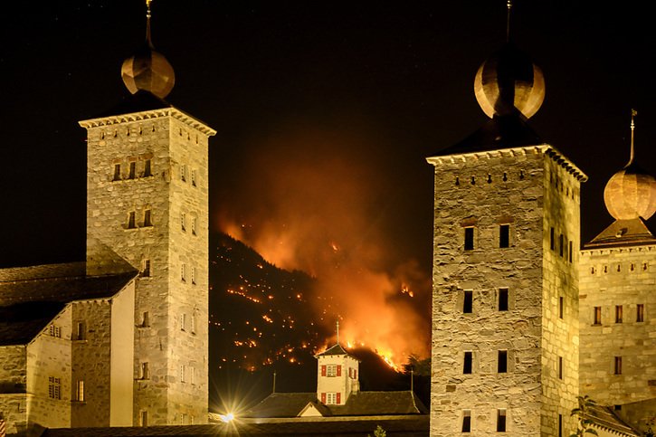 Les flammes au-dessus des villages de Bitsch et Ried-Mörel. © KEYSTONE/JEAN-CHRISTOPHE BOTT