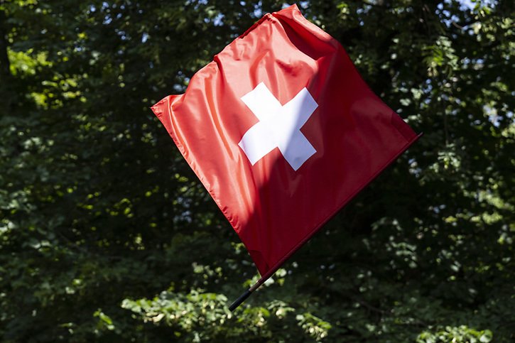 Le marathon des discours se poursuivra mardi à travers toute la Suisse. © KEYSTONE/PETER SCHNEIDER