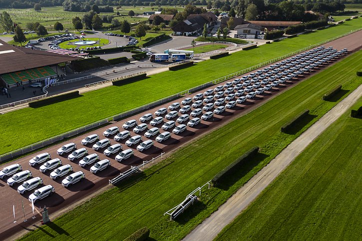 Nestlé a choisi l'hippodrome d'Avenches pour échanger sa flotte de voitures de fonction, désormais 100% électrique. © KEYSTONE/ANTHONY ANEX