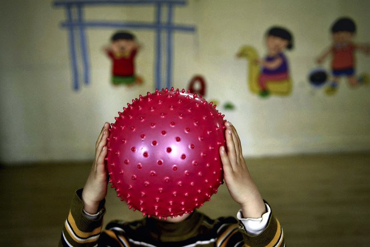 L'autisme infantile précoce touche environ 270 enfants par an en Suisse (archives). © KEYSTONE/AP CHINATOPIX