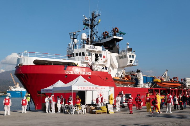 L'Ocean Viking, de l'ONG SOS Méditerranée, en janvier dernier dans le port de Marina di Carrara, en Italie. © KEYSTONE/EPA ANSA/RICCARDO DALLE LUCHE