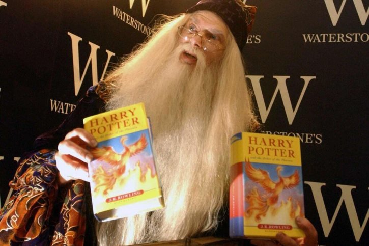 Représenté par un inconnu dans les rues de Picadilly, Dumbledore assure la vente des histoires d'Harry Potter. © KEYSTONE/EPA PA/MYUNG JUNG KIM