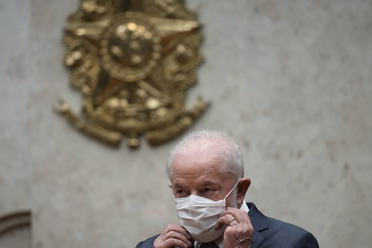 Le président brésilien Lula est apparu jeudi avec un masque de protection lors d'une cérémonie officielle à Brasilia, suivant une recommandation médicale pour éviter d'attraper une maladie respiratoire avant son opération prévue vendredi. © KEYSTONE/AP/Eraldo Peres