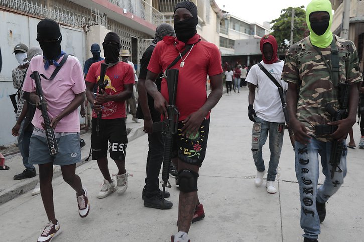 Le Conseil de sécurité de l'ONU a donné son feu vert lundi à l'envoi en Haïti d'une force multinationale pour aider la police dépassée par les gangs. (archives) © KEYSTONE/AP/Odelyn Joseph