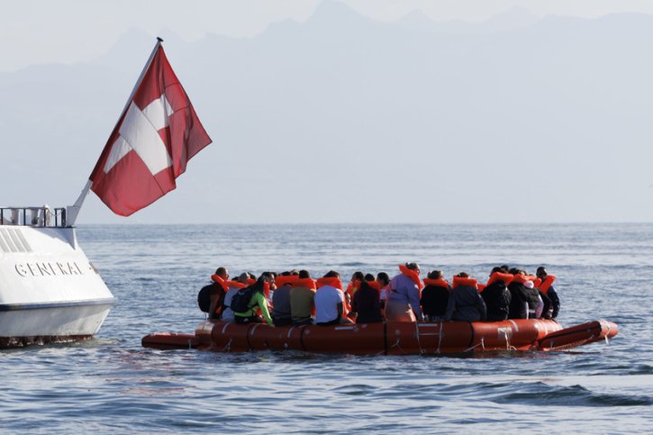 Un radeau de sauvetage prend en charge des figurants descendus du bateau de la CGN "Général-Guisan". © Keystone/SALVATORE DI NOLFI