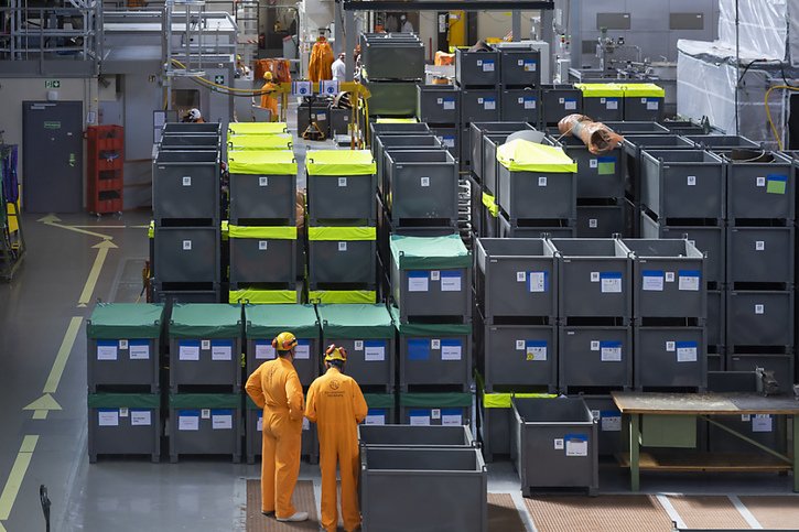 Des caisses remplies de matériaux s'empilent dans la salle des machines de la centrale atomique de Mühleberg. © KEYSTONE/PETER KLAUNZER
