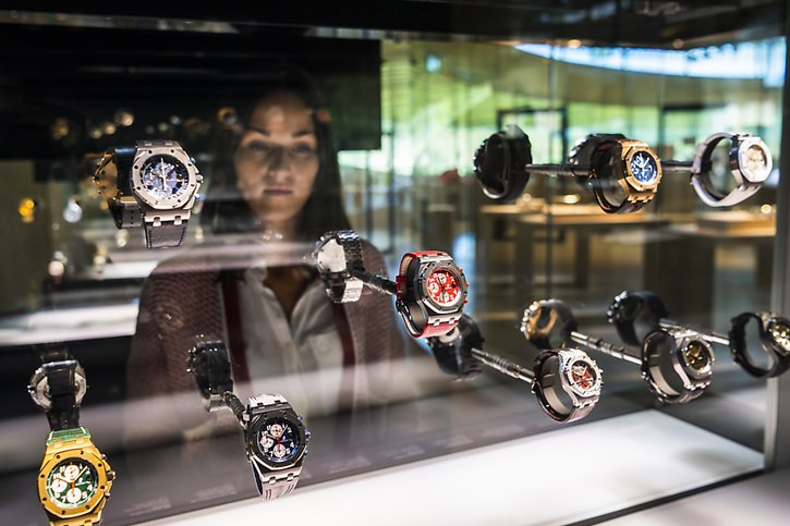 La croissance enregistrée en octobre par les exportations horlogères suisses est restée proche de celle affichée en août et en septembre (archives). © KEYSTONE/JEAN-CHRISTOPHE BOTT
