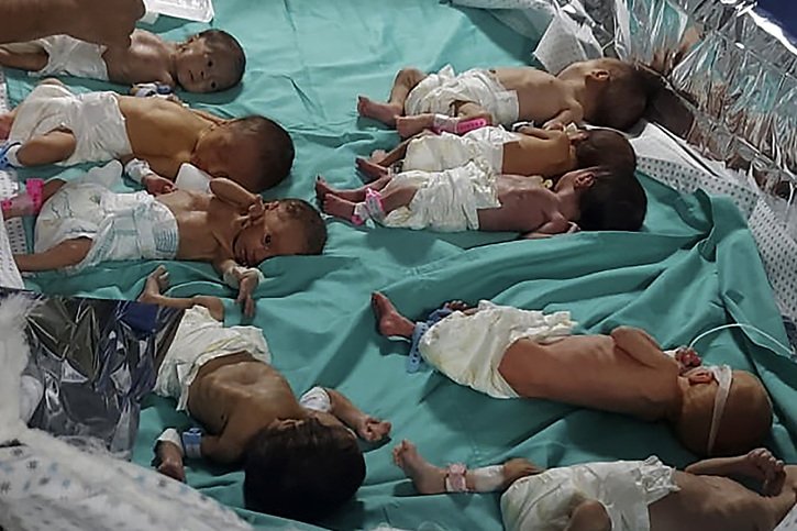 Vingt-huit bébés avaient pu être évacués en Egypte où ils ont été hospitalisés, pour beaucoup sans leurs familles, certains étant orphelins, les parents d'autres s'étant vu refuser le passage vers l'Egypte, selon l'ONU. © KEYSTONE/AP/Dr. Marawan Abu Saada