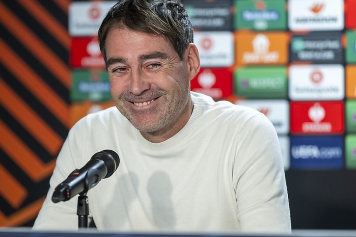 Rene Weiler peut avoir le sourire. Son équipe est en bonne position avant de recevoir l'AS Roma. © KEYSTONE/MARTIAL TREZZINI