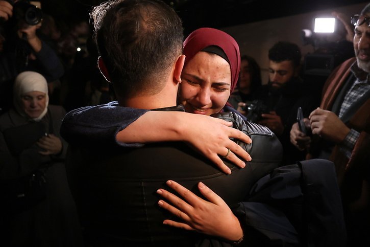 La trêve a permis l'échange de personnes prises en otages par le Hamas le 7 octobre et de prisonniers palestiniens. © KEYSTONE/EPA/ALAA BADARNEH