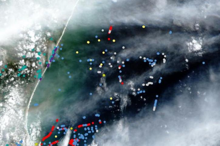 Les scientifiques ont testé le modèle d'IA à l'aide d'images satellites Sentinel 2 avec des conditions atmosphériques difficiles telles que les nuages et la brume. Les points rouges indiquent les déchets plastiques correctement identifiés. © ESA/Cell iScience
