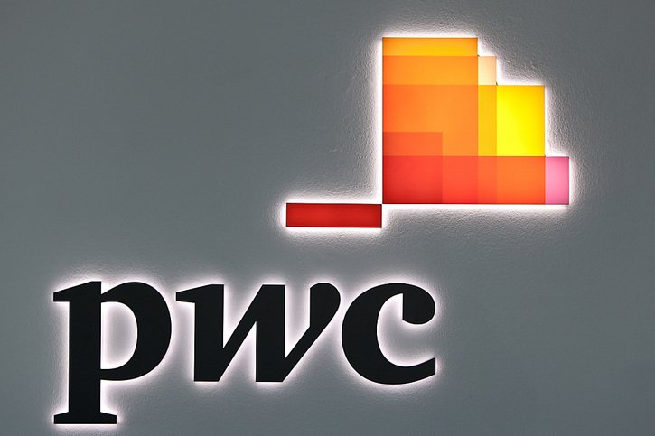 Deux filiales chinoises de PwC ont été accusées d'avoir laissé l'accès "à plus d'un millier de personnes à des données" dont elles n'auraient pas dû avoir connaissance "du fait de l'usage de logiciels non autorisés", selon le régulateur. (archives) © KEYSTONE/GAETAN BALLY