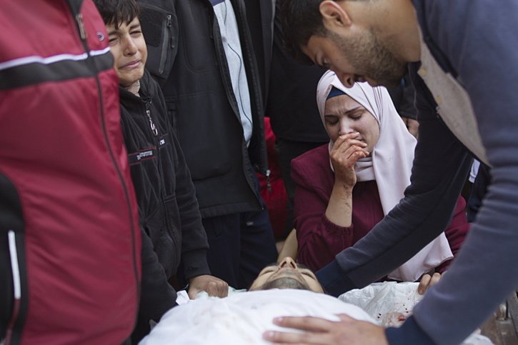 La femme, le fils et d'autres proches d'Abdel Aziz Al-Rantisi, tué dans la reprise des bombardements israéliens, pleurent devant sa dépouille à Khan Younes. © KEYSTONE/EPA/HAITHAM IMAD