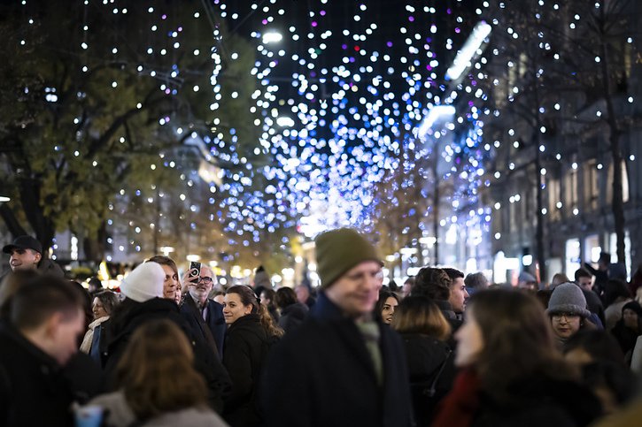 A Zurich, l'éclairage de Noël est installé depuis le 23 novembre. © KEYSTONE/MICHAEL BUHOLZER