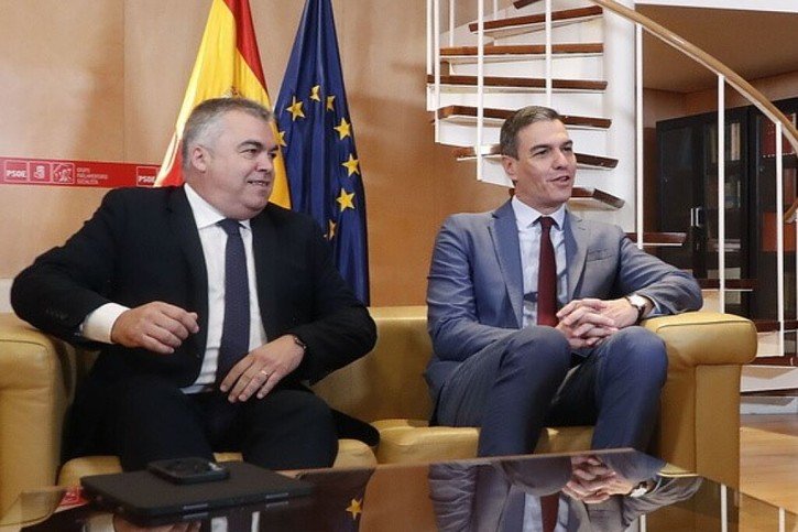 Pour le PSOE, les négociations sont menées par Santos Cerdán (à gauche), un proche du premier ministre Pedro Sanchez (à droite, archives). © Keystone/EPA EFE/J.P.GANDUL