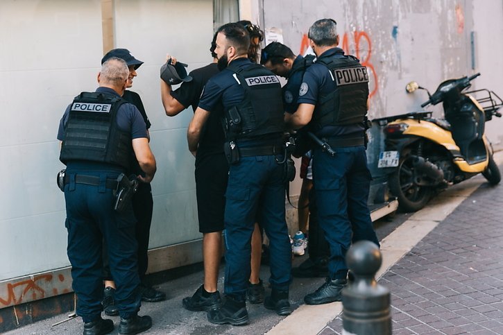 Les deux principaux suspects avaient été interpellés à Marseille, cinq jours avant le premier tour de la présidentielle de 2017 (cliché symbolique/Keystone archives). © KEYSTONE/EPA/NICOLAS SERVE