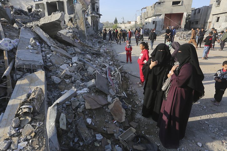 L'armée israélienne poursuit ses frappes meurtrières sur la bande de Gaza et étend son offensive terrestre contre le Hamas. Ici: des Palestiniennes contemplent la destruction engendrée par les bombardements israéliens sur Gaza. © KEYSTONE/AP/Hatem Ali