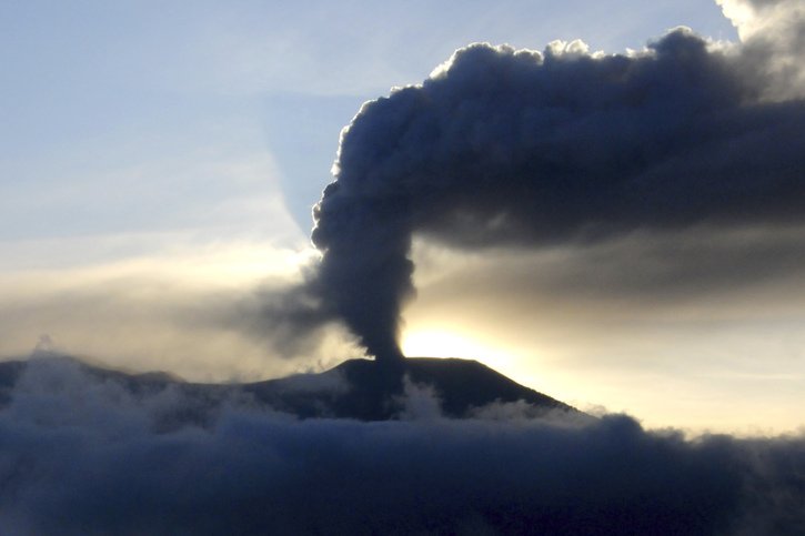 Le volcan est entré en éruption dimanche. © KEYSTONE/AP/Ardhy Fernando
