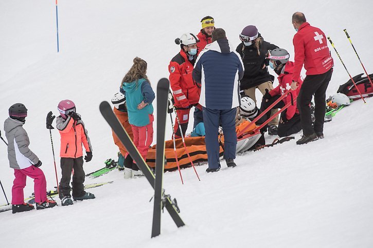 Lors de la dernière saison d’hiver, environ 14'000 personnes ont dû être prises en charge par les services de secours après un accident sur les pistes suisses (image d'illustration). © KEYSTONE/Ti-Press/ALESSANDRO CRINARI