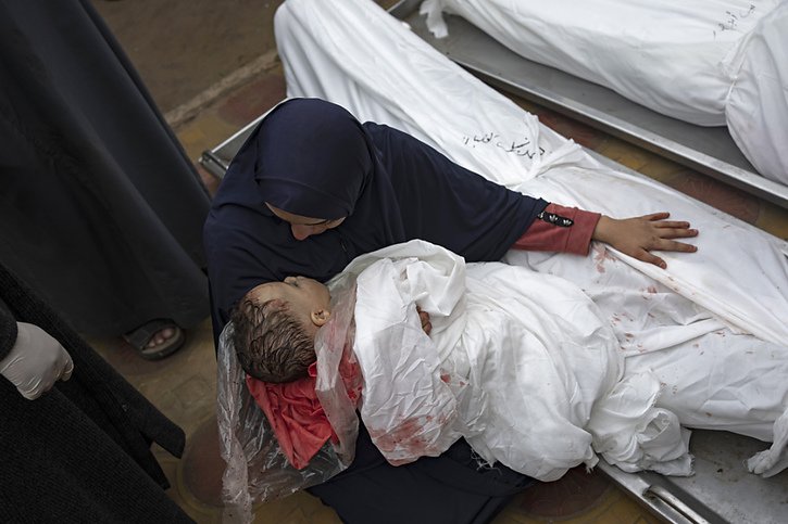 Une femme en deuil devant les cadavres de son enfant et de son mari, tués dans un bombardement israélien à l'hôpital de Khan Younès. © KEYSTONE/AP/Fatima Shbair