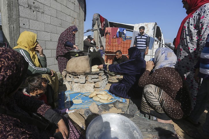 Des déplacés par les bombardements israéliens tentent de mettre sur pied un camp de tentes à Rafah. © KEYSTONE/AP/Hatem Ali