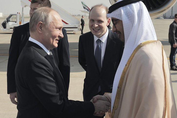 Vladimir Poutine a été reçu aux Emirats arabes unis par son homologue Mohammed ben Zayed al-Nahyane. © KEYSTONE/EPA/ANDREY GORDEEV / SPUTNIK / KREMLIN POOL