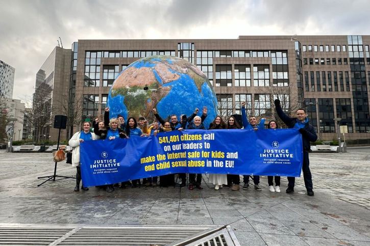La pétition, munie de plus d'un demi-million de signatures, a été déposée au Parlement européen à Bruxelles. © KEYSTONE/Vera Pagnoni