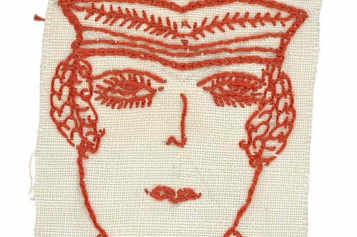 Ce visage brodé a été retenu pour l'affiche de l'exposition que l'on peut voir dans les rues de Lausanne. On le doit à Bertha Morel, qui l'a réalisé entre 1936 et 1960, et dont le format est très petit : 8,7 x 7,1 cm. © Keystone