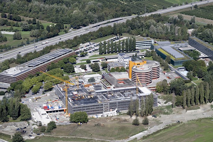 Parmi les investissements de l'Hôpital du Valais figure l'extension de l'hôpital de Sion, ici en septembre 2022. (Archives) © KEYSTONE/ANTHONY ANEX