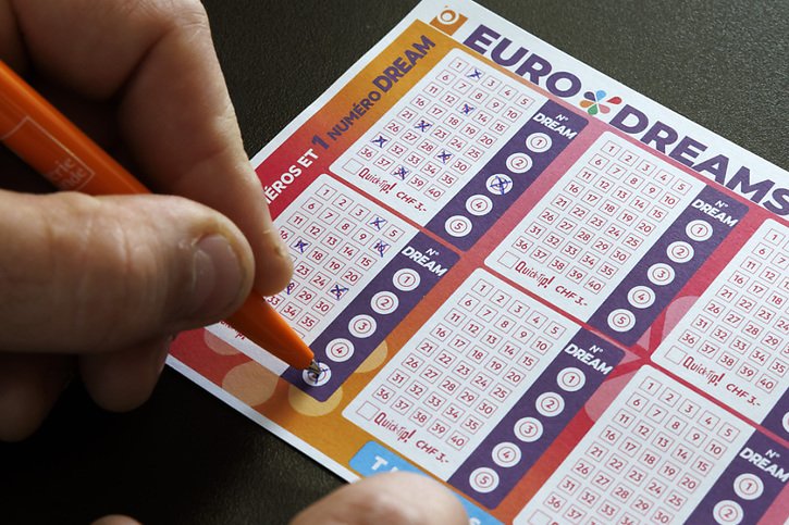 Proposé en Suisse et dans sept autres pays européens, le jeu Eurodreams propose un gain principal sous forme d'une rente mensuelle de 22'222 francs pour une durée de 30 ans. © KEYSTONE/SALVATORE DI NOLFI