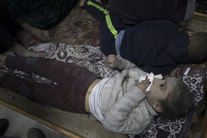 Un enfant blessé dans un bombardement israélien à Khan Younes, dans le sud de la bande de Gaza, où les Palestiniens ont été poussés à se rendre. © KEYSTONE/EPA/HAITHAM IMAD