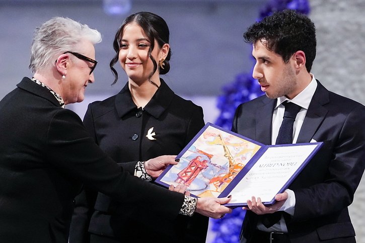 Les jumeaux de la militante iranienne Narges Mohammadi ont reçu le prix Nobel de la paix dimanche à Oslo à la place de leur mère, incarcérée dans les geôles iraniennes. © KEYSTONE/EPA/JAVAD PARSA