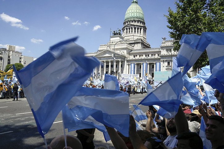 Des milliers de personnes se sont réunies devant le Parlement à Buenos Aires pour l'investiture du nouveau président Javier Milei. © KEYSTONE/AP/Rodrigo Abd