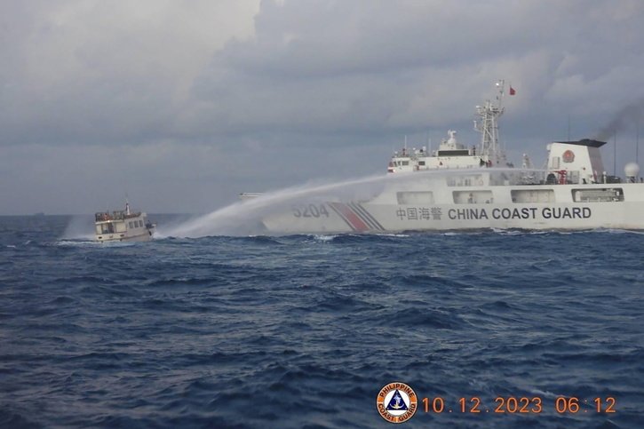 Un bateau philippin et un navire des garde-côtes chinois sont entrés en collision dimanche vers l'atoll Second Thomas dans les eaux des îles Spratleys, les deux pays se rejetant la responsabilité de l'incident. © KEYSTONE/EPA/Philippine Coast Guard / HANDOUT