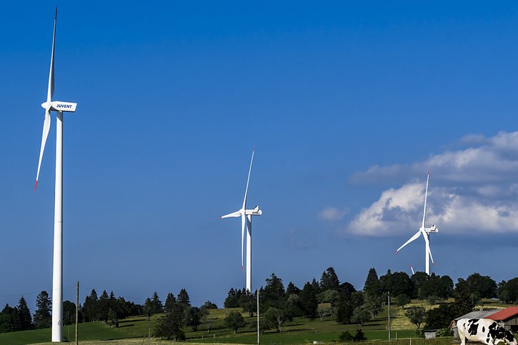 Paysage Libre Suisse ne veut pas d'éoliennes en forêt. L'association a lancé deux initiatives (illusatration). © KEYSTONE/JEAN-CHRISTOPHE BOTT
