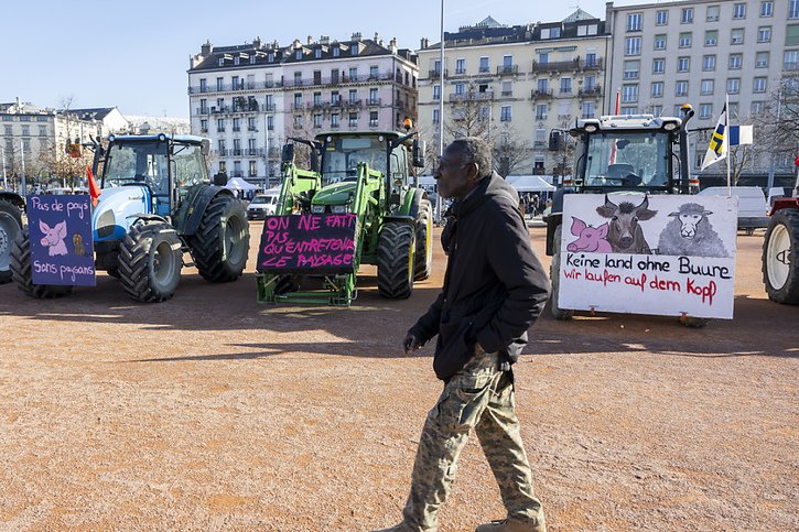 Des agriculteurs partagent les revendications des familles paysannes de France, Allemagne ou Belgique. Après l'avoir fait savoir le 3 février dernier à Genève, ils l'affirment dans une pétition signée en quelques jours par 65'000 personnes. © KEYSTONE/MARTIAL TREZZINI