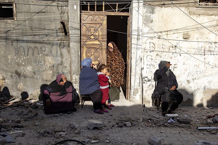 Des femmes palestiniennes sont assises dans les décombres dans un camp de réfugiés à Rafah, tout au sud de la bande de Gaza. © KEYSTONE/EPA/HAITHAM IMAD