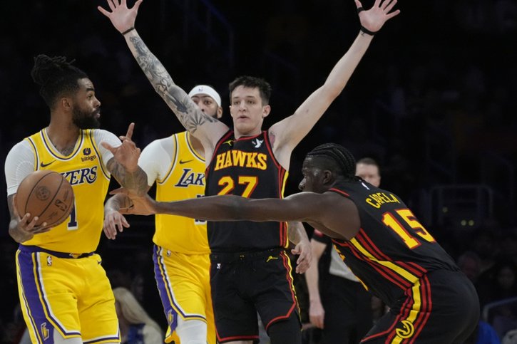 Une soirée bien difficile pour Clint Capela (à droite) face aux Lakers. © KEYSTONE/AP/Damian Dovarganes