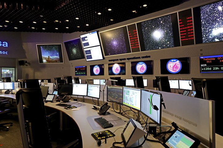 La salle de contrôle principale de la mission Euclid à Darmstadt (D) en novembre dernier, lors de la réception des premières images du télescope spatial (archives). © KEYSTONE/EPA/RONALD WITTEK