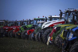 SOS formés par des tracteurs: le cri d'alarme lancé par les paysans