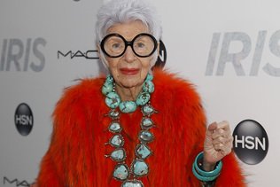 Iris Apfel, "starlette gériatrique" de la mode, est morte à 102 ans